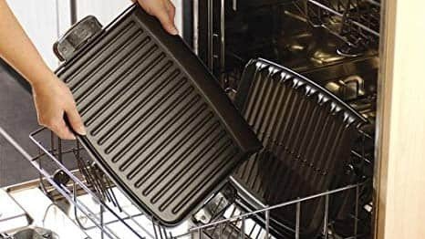 How to Clean George Foreman Grill - 2021 Complete Guide 3 washing an indoor grill plate