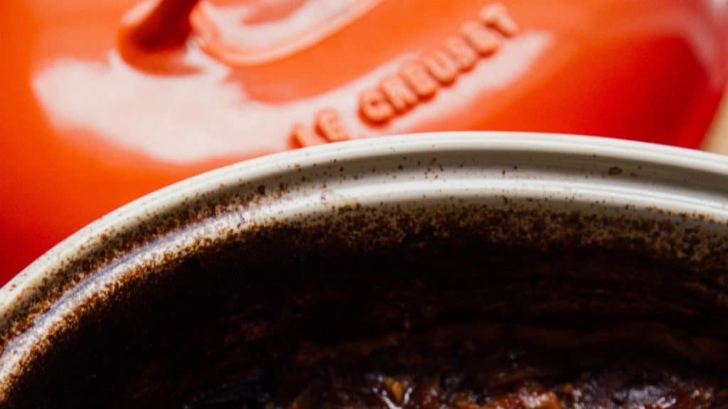 how to clean le creuset pans